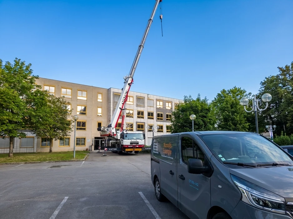 Chantier extérieur devant un bâtiment tertiaire 4 étages