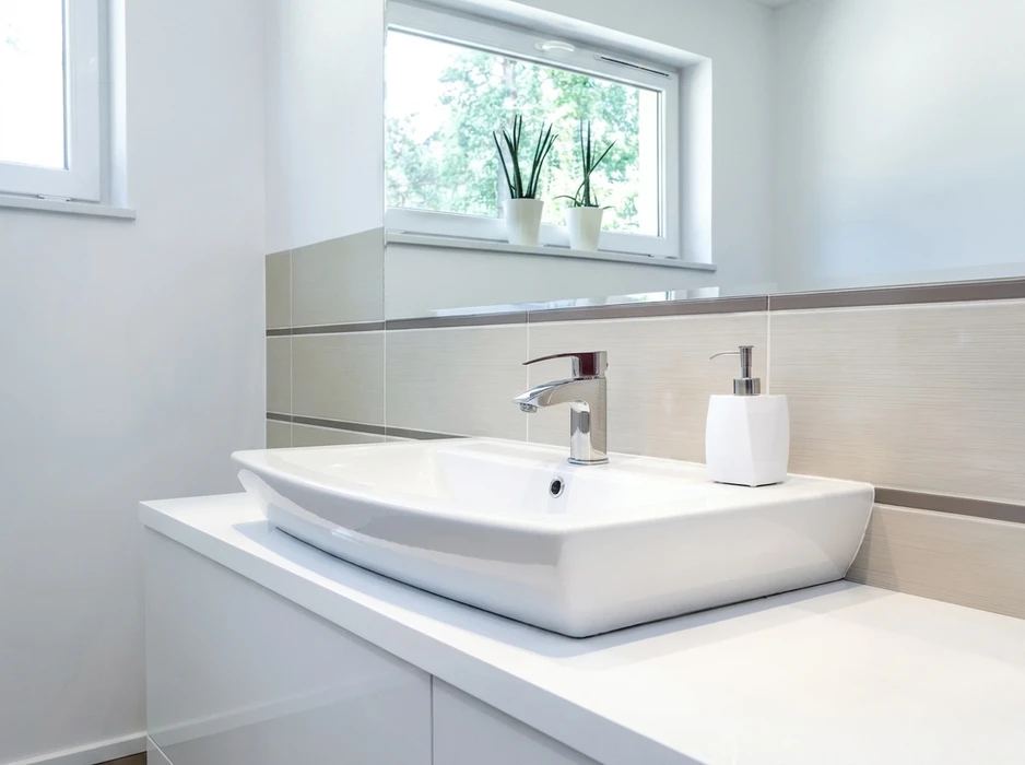 Salle de bain moderne et épurée, style scandinave