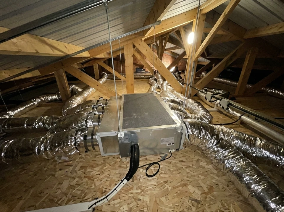 Jardin extérieur ensoleillé avec unité extérieure de pompe à chaleur air/air installée sur dalle béton contre mur enduit